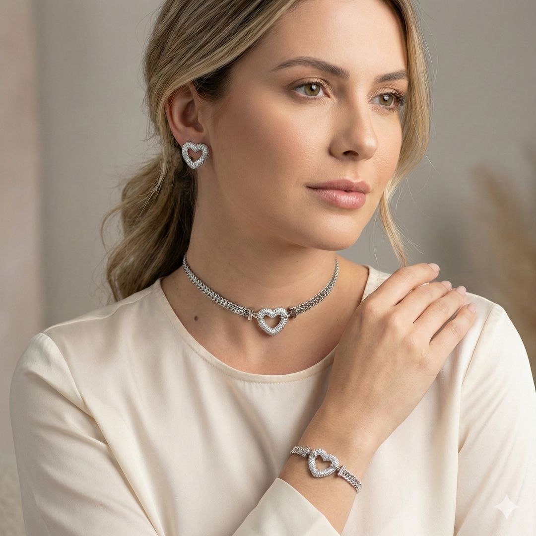 Pulseira banho ródio branco de elos e coração vazado cravejado de zircônias