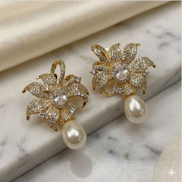 Brinco banho ouro 18K de flor cravejada de zircônias e pérola