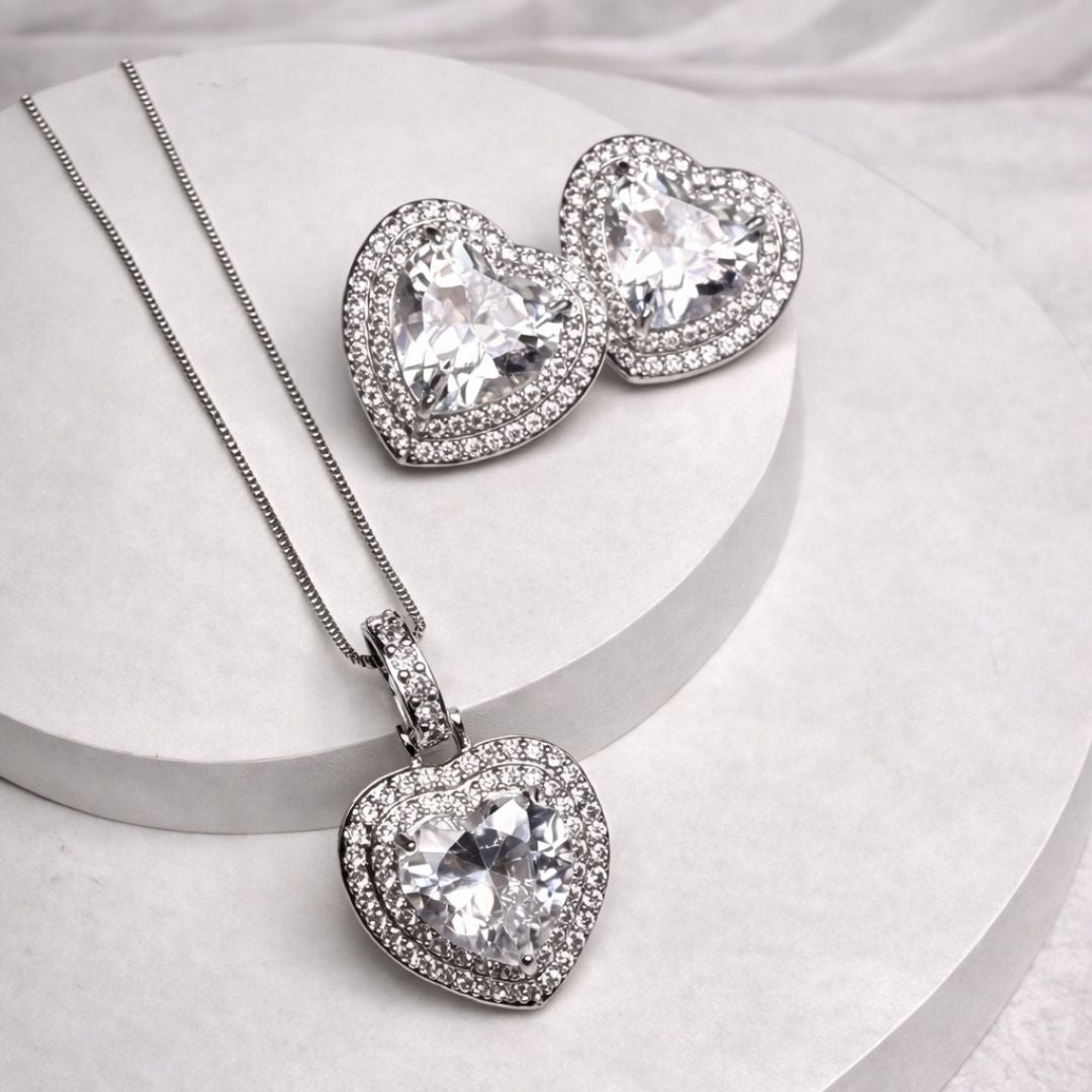 Conjunto Coração Cristal cravejado em volta Ródio Branco