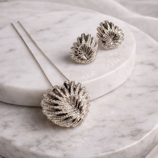 Conjunto Brinco e Colar Coração Trabalhado e Cravejado