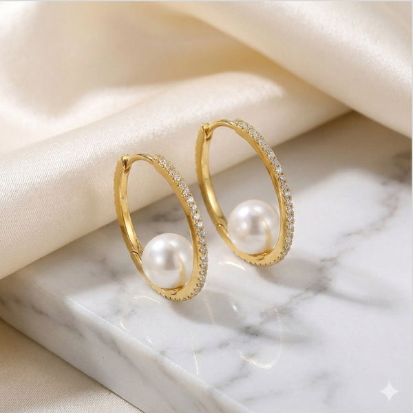 Brinco ouro 18k média argola delicada com uma fileira cravejada de zircônias e perola no centro