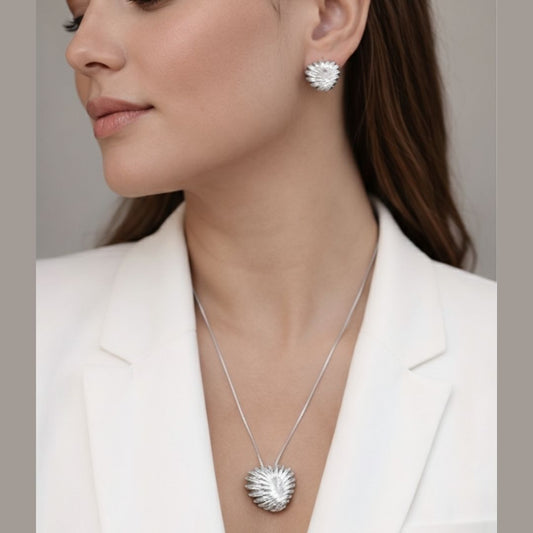 Conjunto Brinco e Colar Coração Trabalhado e Cravejado