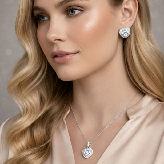 Conjunto Coração Cristal cravejado em volta Ródio Branco