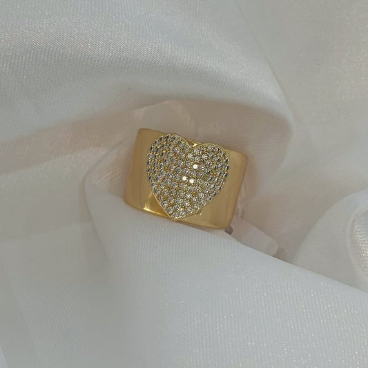 Anel ouro 18K grosso com coração no centro cravejado de zircônias