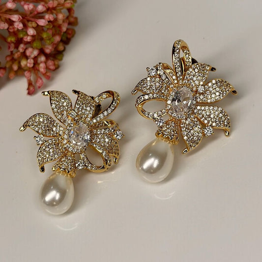 Brinco banho ouro 18K de flor cravejada de zircônias e pérola