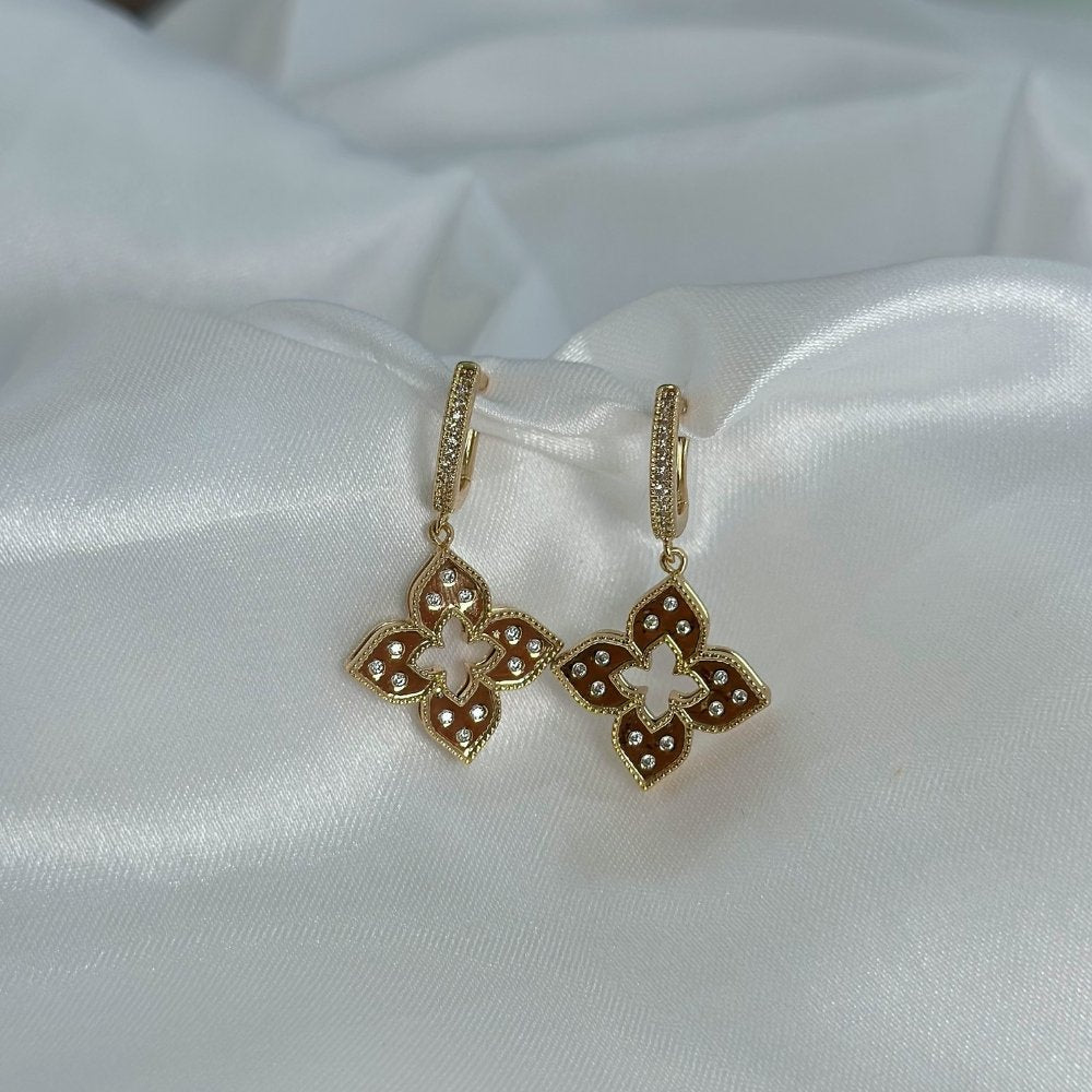 Brinco ouro 18K de argolinha cravejada de zirconis e flor com pontos de luz inspiração Louis Vuitton