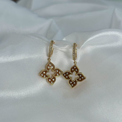 Brinco ouro 18K de argolinha cravejada de zirconis e flor com pontos de luz inspiração Louis Vuitton