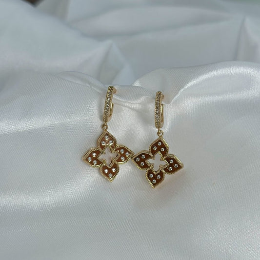 Brinco ouro 18K de argolinha cravejada de zirconis e flor com pontos de luz inspiração Louis Vuitton