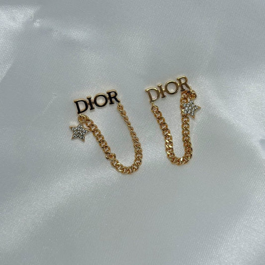 Brinco ouro 18K inspiração DIOR com corrente pendurada e estrela cravejada de zircônias