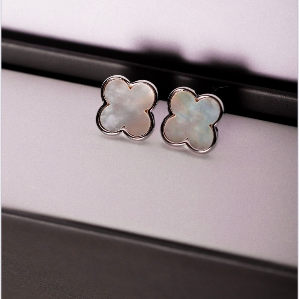 Brinco ródio branco inspiração van cleef de madrepérola