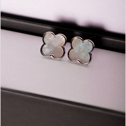 Brinco ródio branco inspiração van cleef de madrepérola