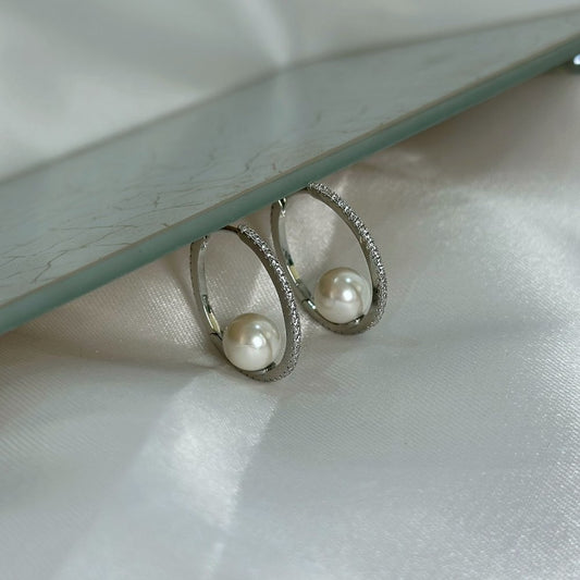 Brinco ródio branco média argola delicada com uma fileira cravejada de zircônias e perola no centro