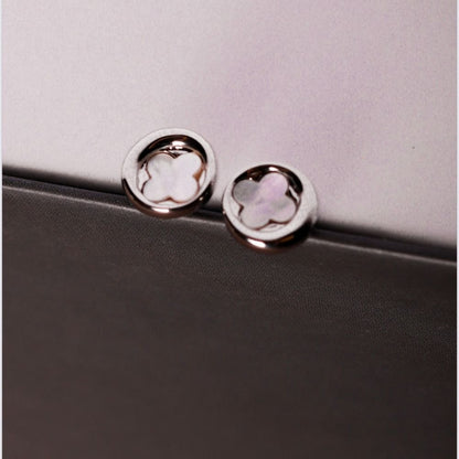 Brinco ródio branco redondo, inspiração van cleff com flor no centro de madrepérola menor