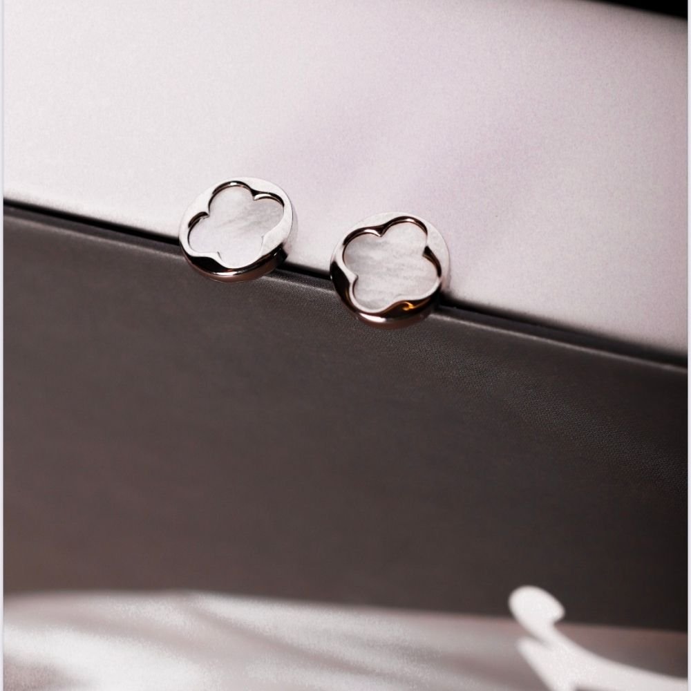 Brinco ródio branco redondo, inspiração van cleff com flor no centro de madrepérola