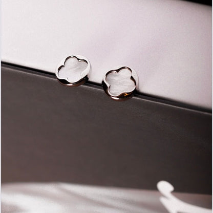 Brinco ródio branco redondo, inspiração van cleff com flor no centro de madrepérola