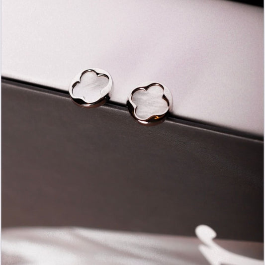 Brinco ródio branco redondo, inspiração van cleff com flor no centro de madrepérola