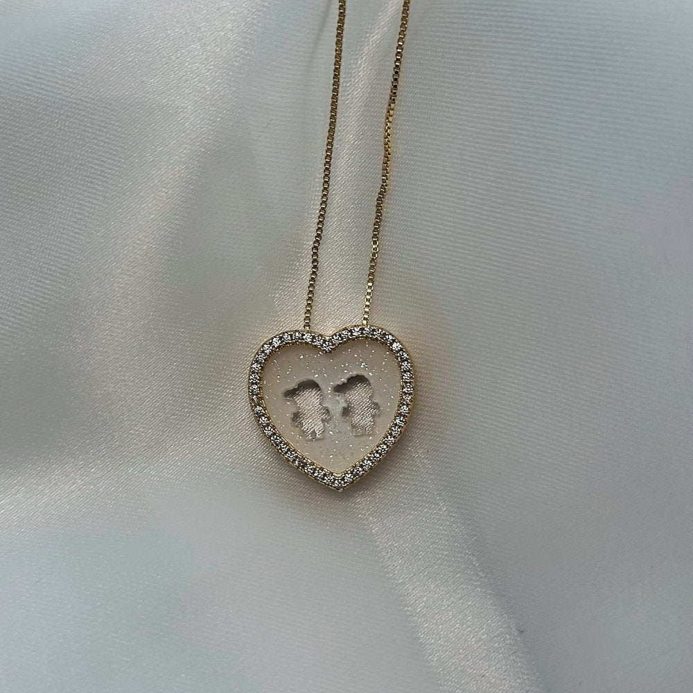 Colar ouro 18K de coração de madreperola e cravejado de zirconias em volta, com filho, dois meninos vazado no meio