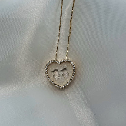 Colar ouro 18K de coração de madreperola e cravejado de zirconias em volta, com filho, dois meninos vazado no meio