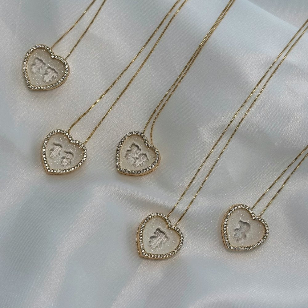 Colar ouro 18K de coração de madrepérola e cravejado de zircônias em volta, com filhos vazado no meio