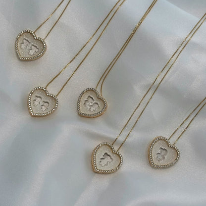 Colar ouro 18K de coração de madrepérola e cravejado de zircônias em volta, com filhos vazado no meio