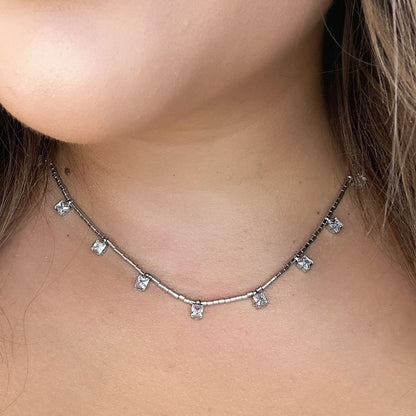 Colar rodio branco com pontos quadrados pendurados cor cristal