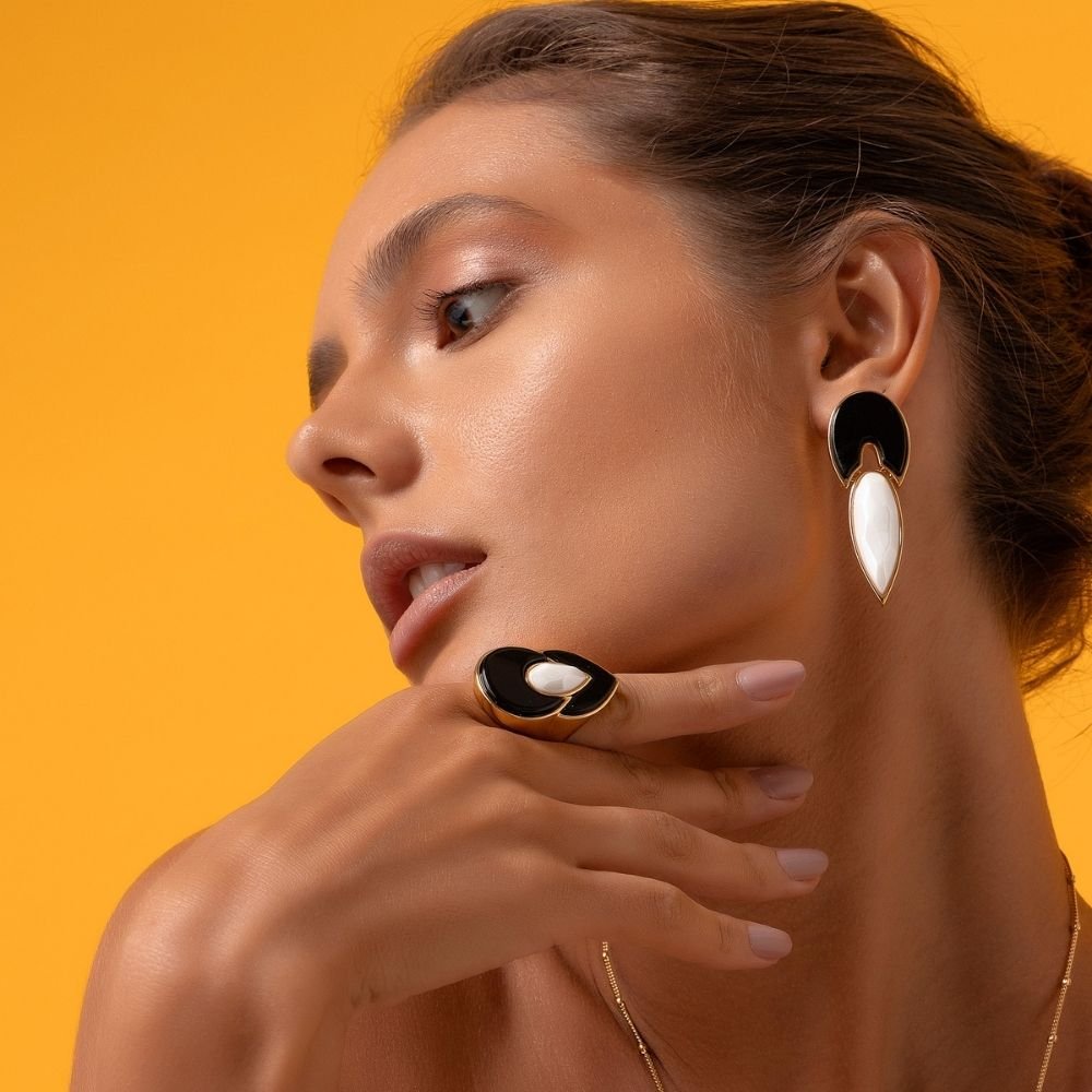 FLOR DE LÓTUS, OBSIDIANA NEGRA E PORCELANA BRANCA