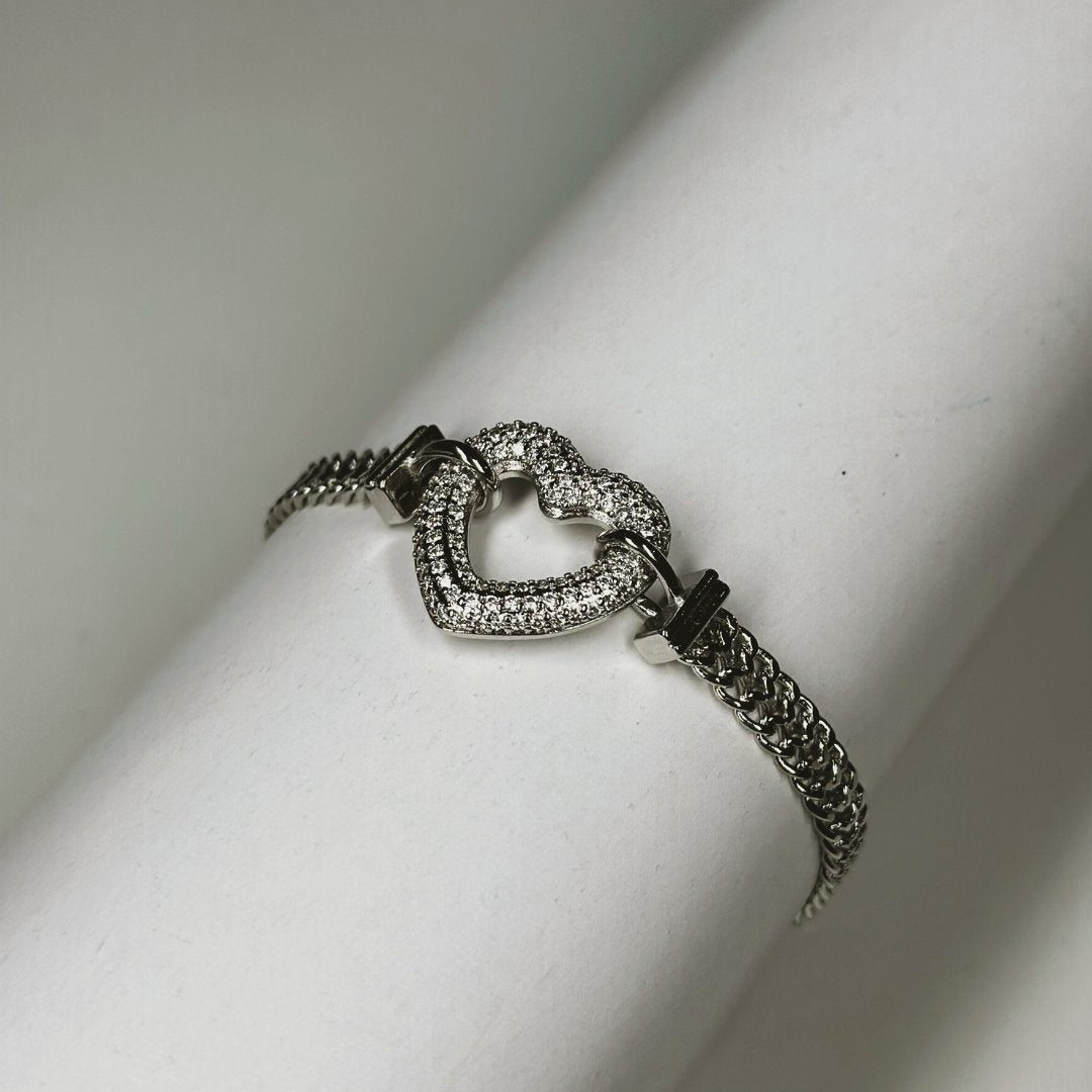 Pulseira ródio branco de elos com coração vazado cravejado de zircônias no centro