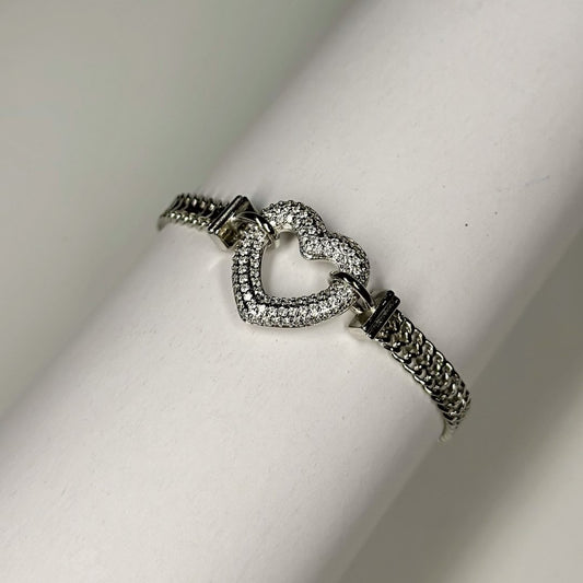 Pulseira ródio branco de elos com coração vazado cravejado de zircônias no centro