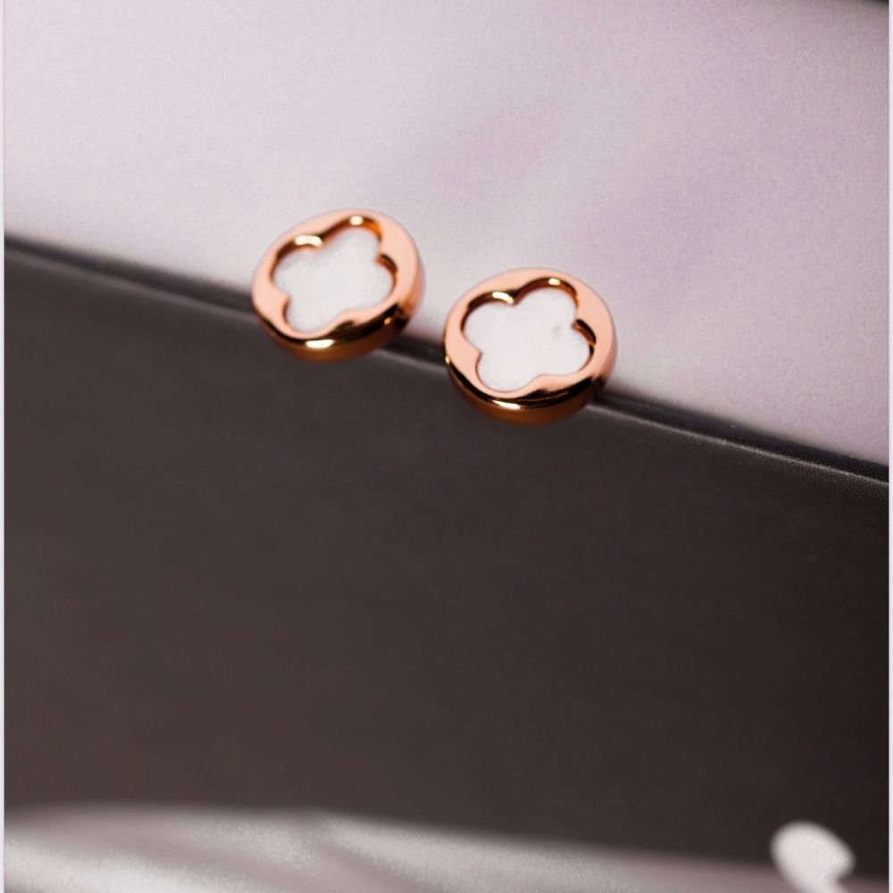 brinco ouro 18K redondo com flor de madrepérola no centro