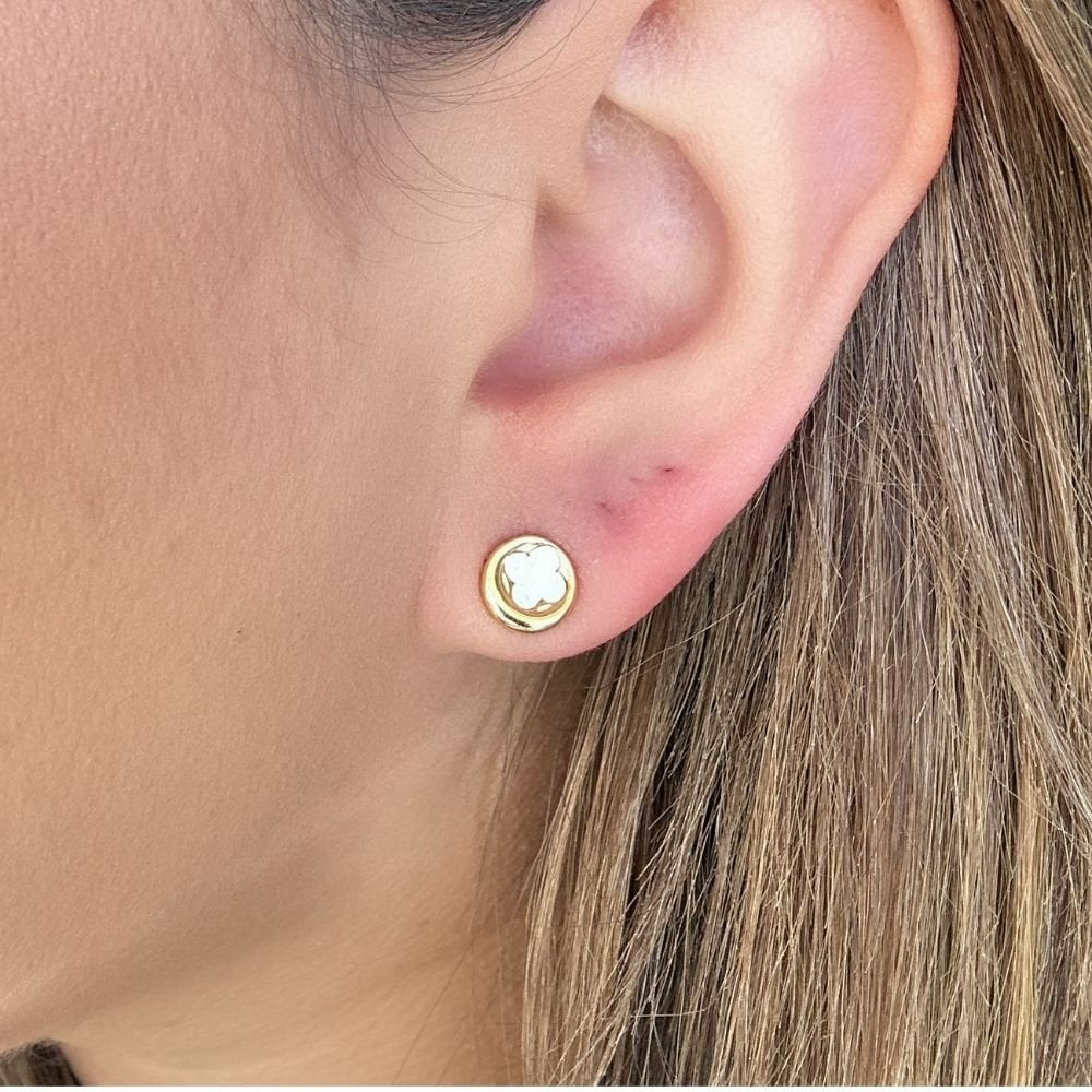 brinco ouro 18K redondo com flor de madrepérola no centro menor