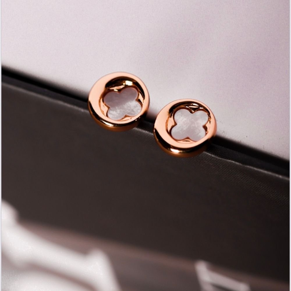 brinco ouro 18K redondo com flor de madrepérola no centro menor