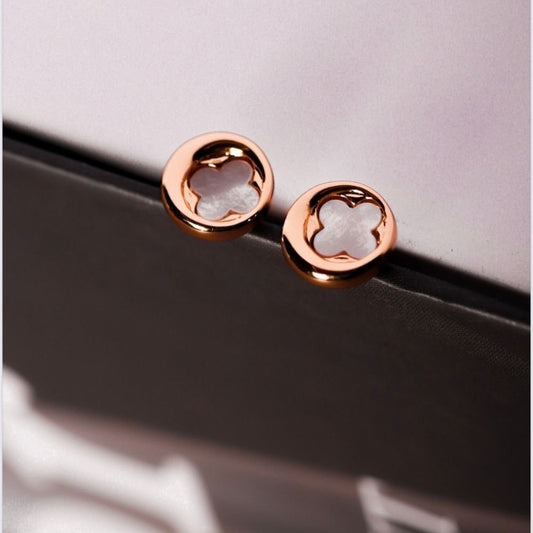 brinco ouro 18K redondo com flor de madrepérola no centro menor