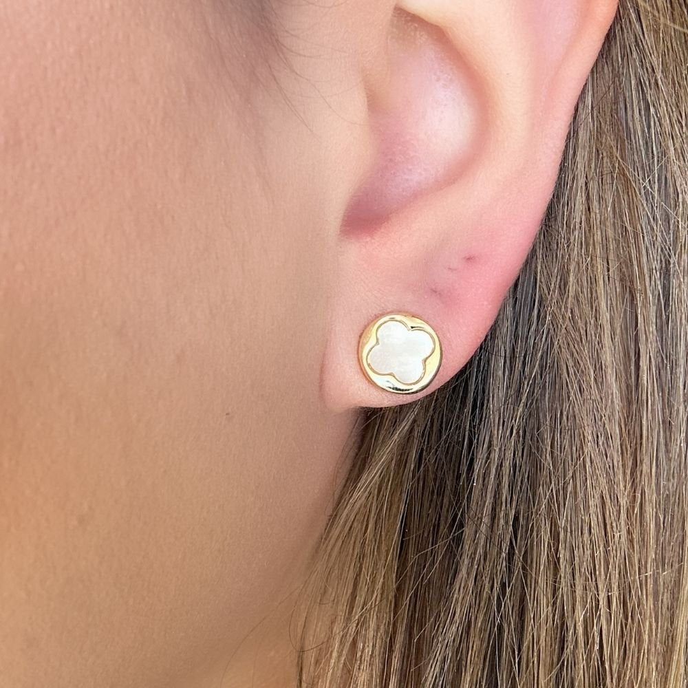 brinco ouro 18K redondo com flor de madrepérola no centro