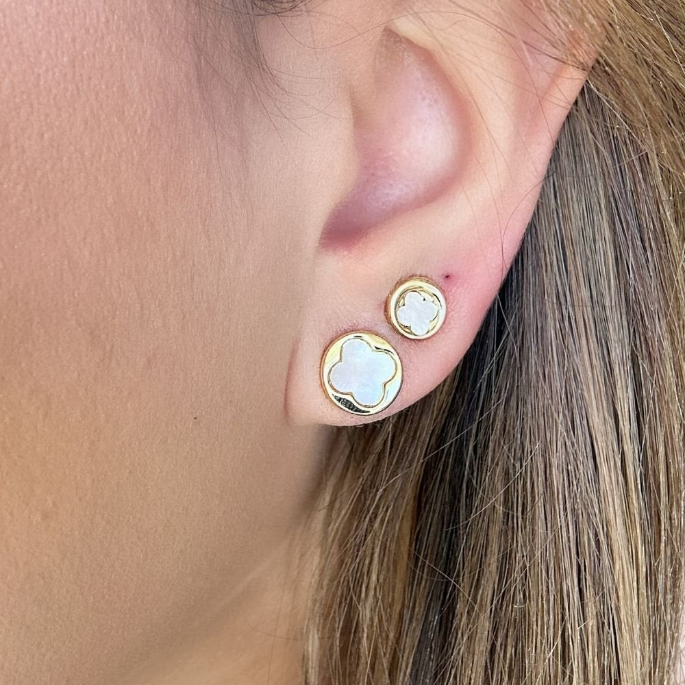 brinco ouro 18K redondo com flor de madrepérola no centro