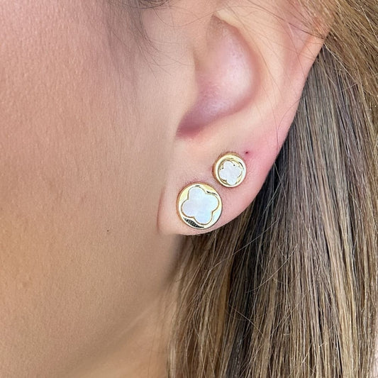 brinco ouro 18K redondo com flor de madrepérola no centro