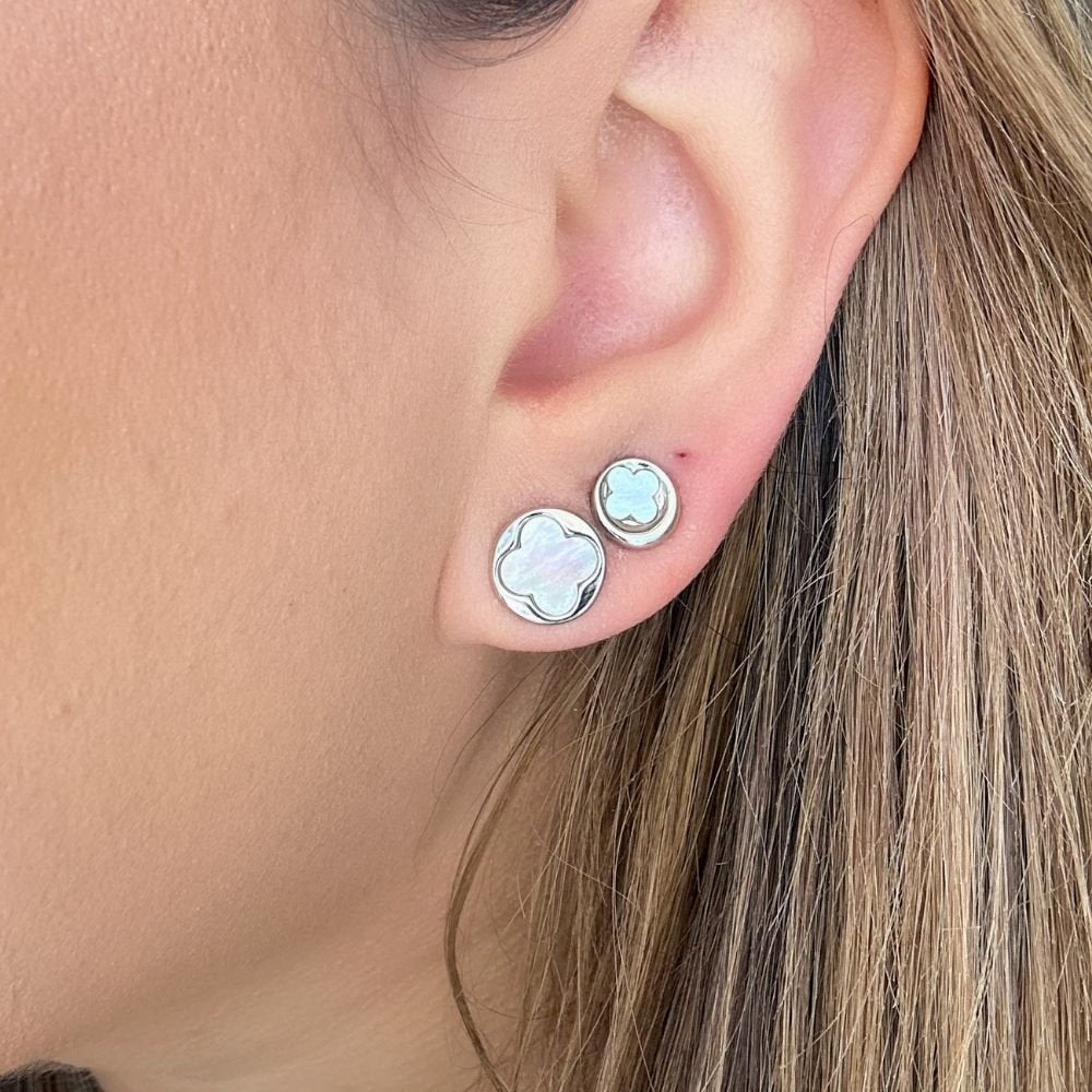 Brinco ródio branco redondo, inspiração van cleff com flor no centro de madrepérola