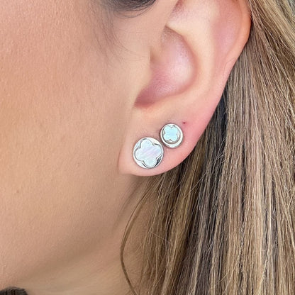 Brinco ródio branco redondo, inspiração van cleff com flor no centro de madrepérola